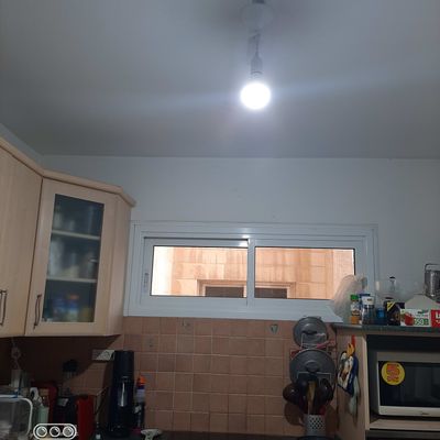 נורה דולקת בתקרה במטבח