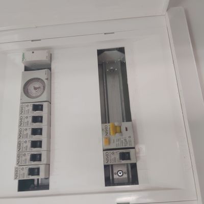 לוח חשמל עם מפסקים ומונה זמן