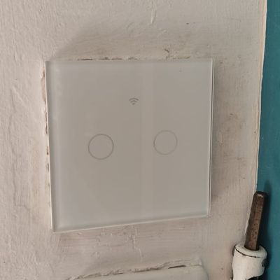 מתגי חשמל חכמים ולחצנים על קיר