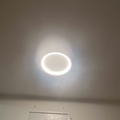 תאורה עגולה מותקנת בתקרה