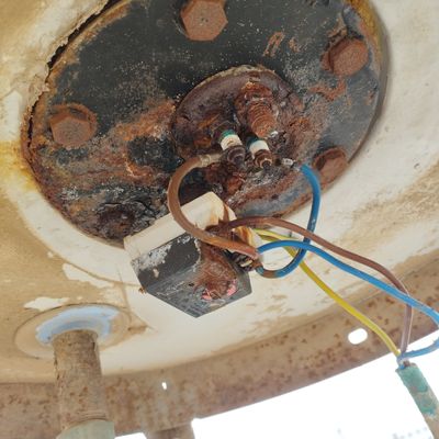 חיבורים חשמליים חלודים עם חוטים צבעוניים