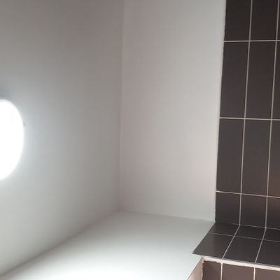 תאורה עגולה מותקנת בתקרה לבנה