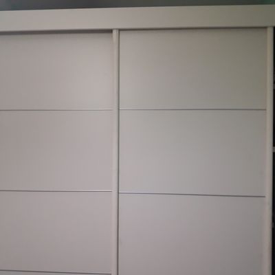 ככה נראה ארון בגדים מתוקן. פעם הייתה פה דלת שבורה. רק אלוהים והבחור יודעים איך הוא הצליח לתקן אותה מחדש ולהרכיב על המסילה