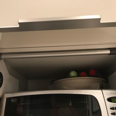 מנגנון חדש ויעיל של BLUM להרמת דלת קלפה בארון מטבח