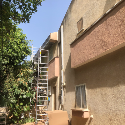 צביעת קיר חיצוני עם צבע גמיש